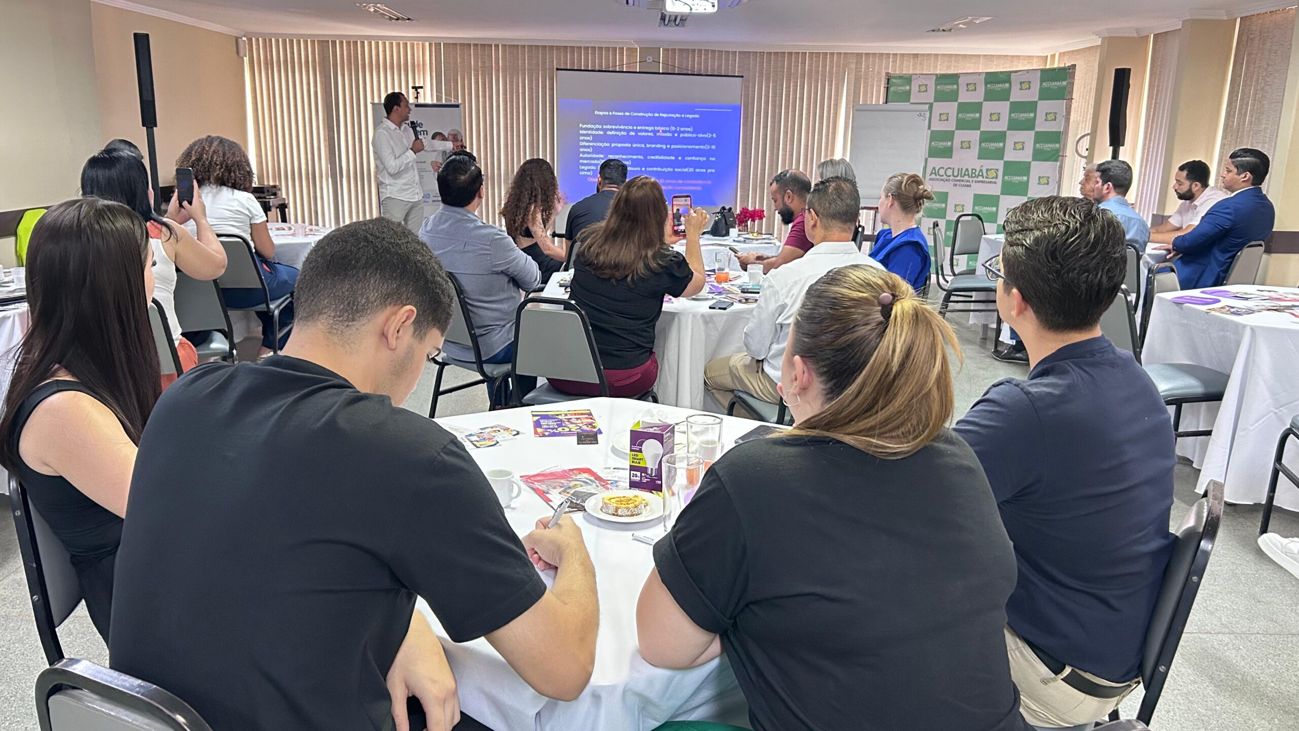 Café com Benefícios da ACCuiabá realiza palestra sobre como se destacar no Marketing com Propósito
