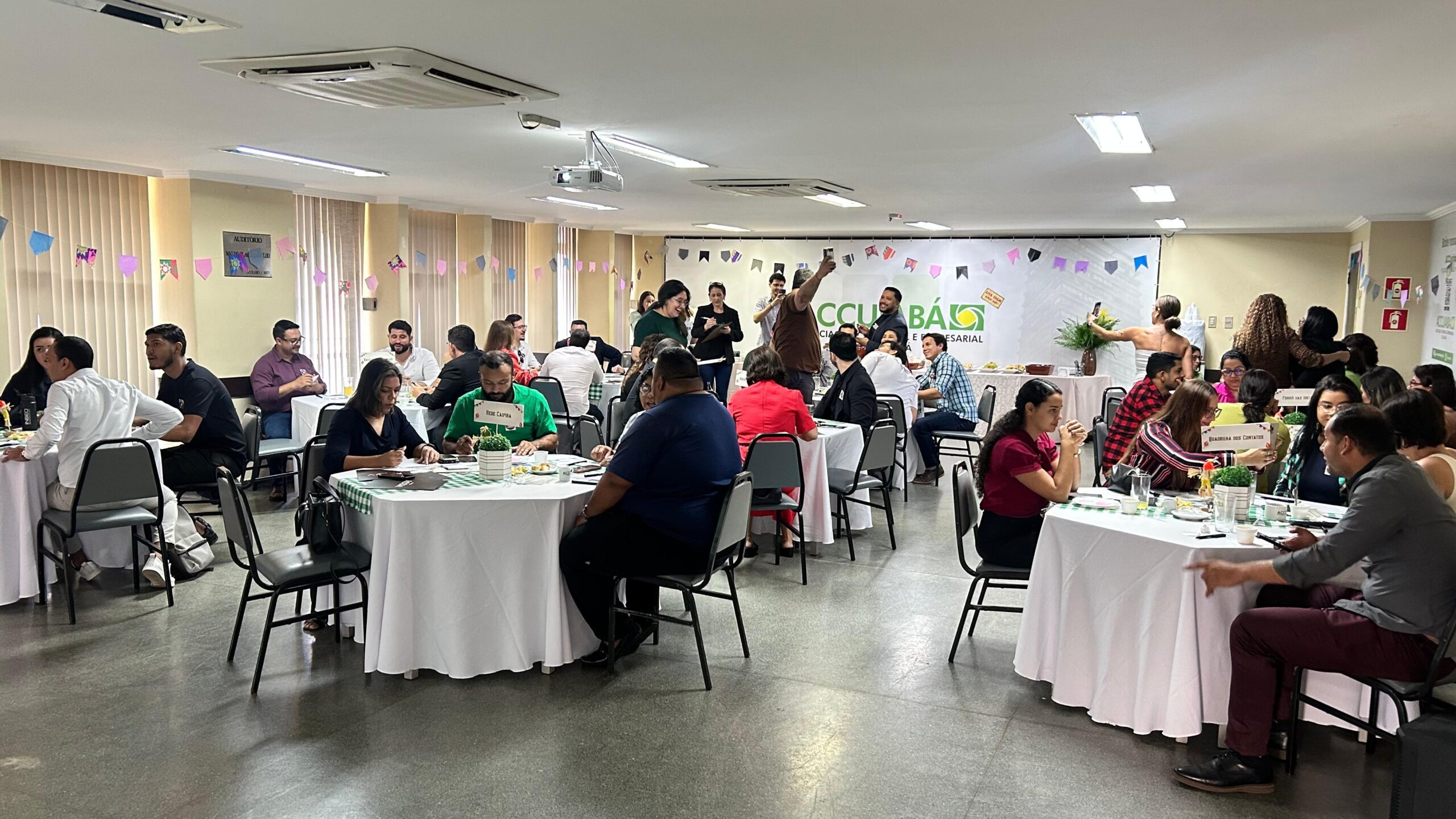 Café com Benefícios edição Junina da ACCuiabá foca em networking e experiência do cliente