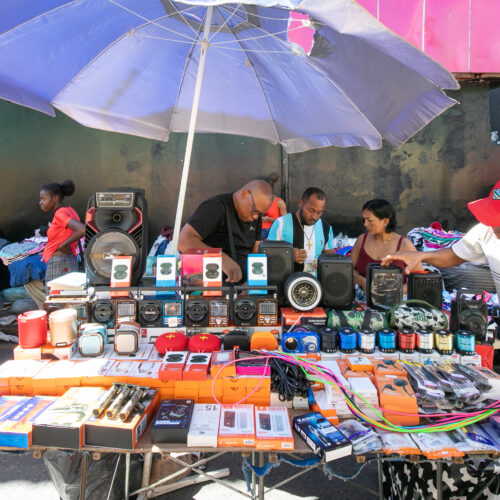 População e ambulantes elogiam novo ponto de vendas no Centro de Cuiabá