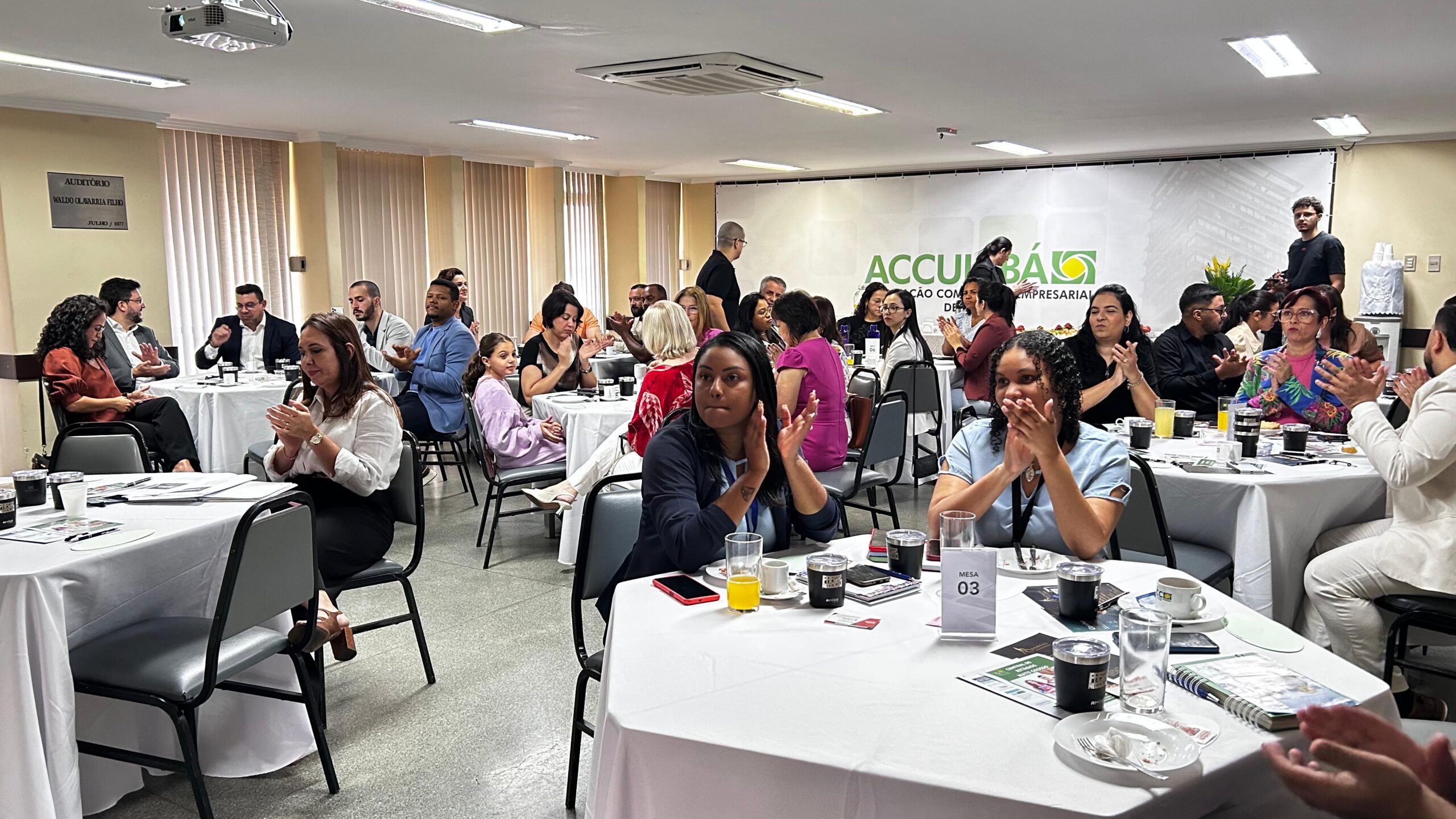 ‘Café com Benefícios’ da ACCuiabá reúne empresários e destaca papel do ChatGPT nas vendas